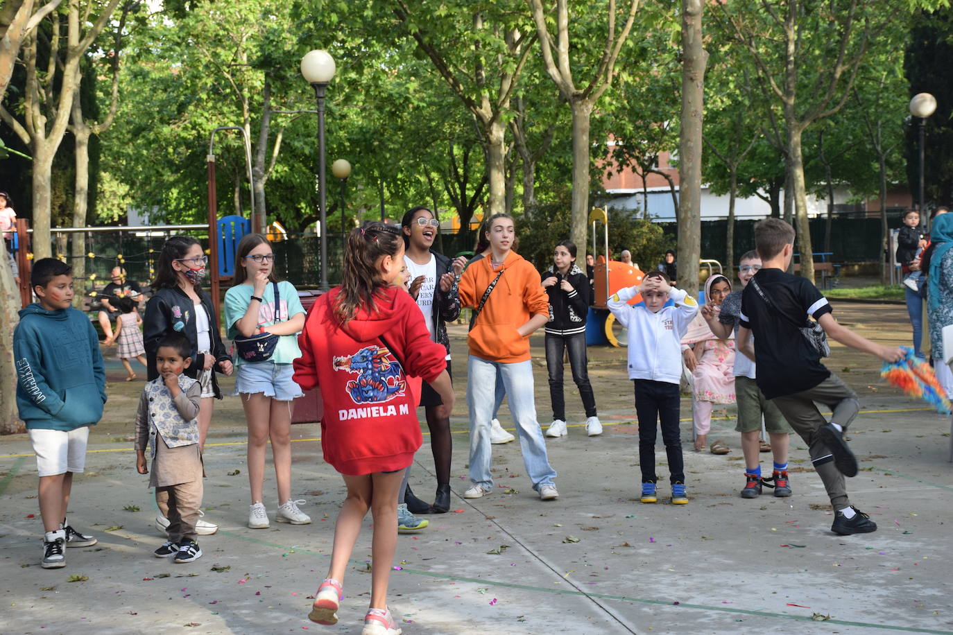 Fotos: El barrio de Varea celebra las fiestas con música y chocolate