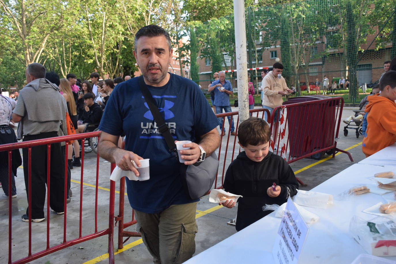 Fotos: El barrio de Varea celebra las fiestas con música y chocolate