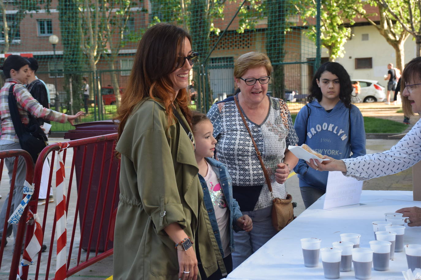 Fotos: El barrio de Varea celebra las fiestas con música y chocolate