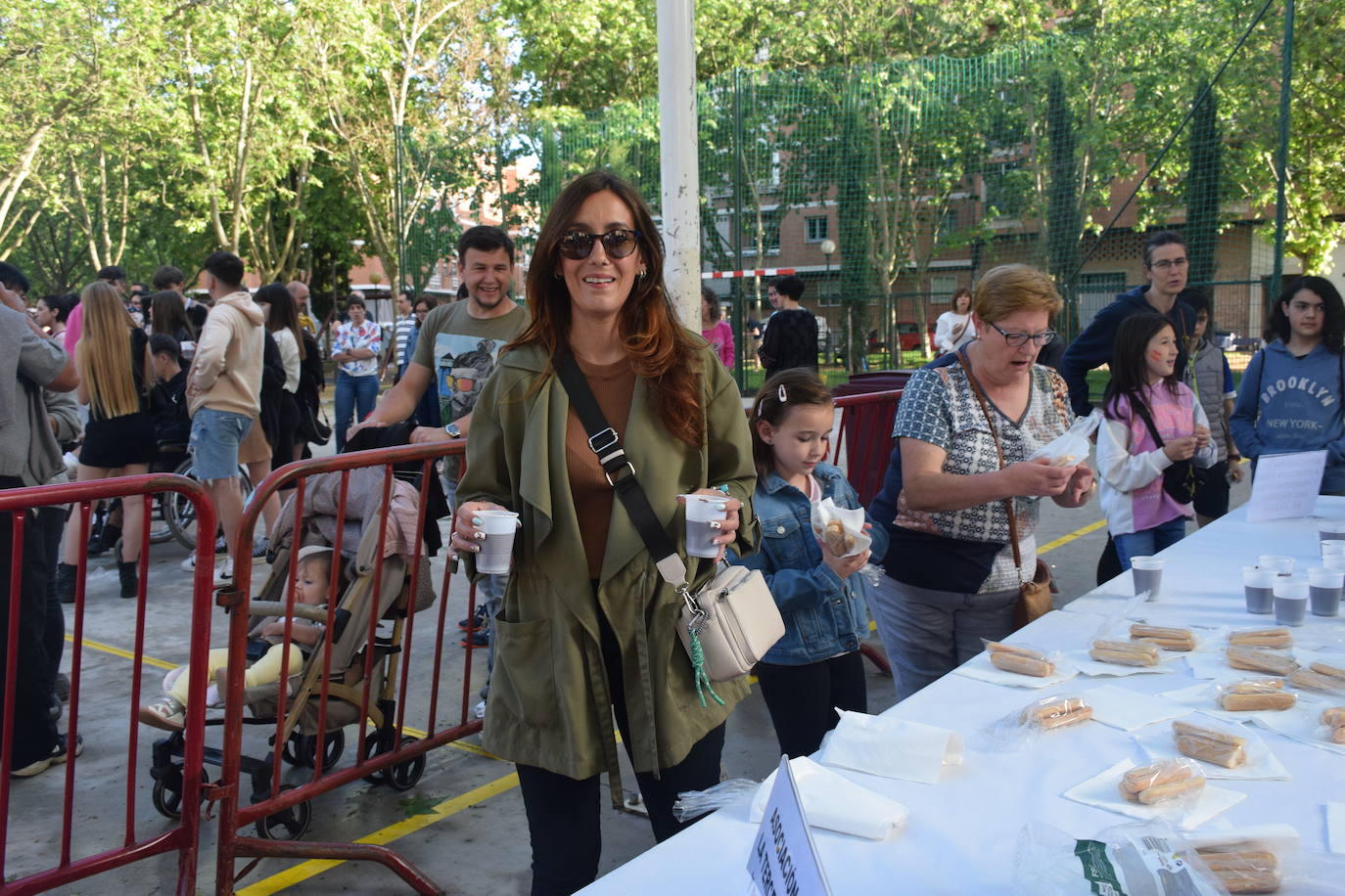 Fotos: El barrio de Varea celebra las fiestas con música y chocolate