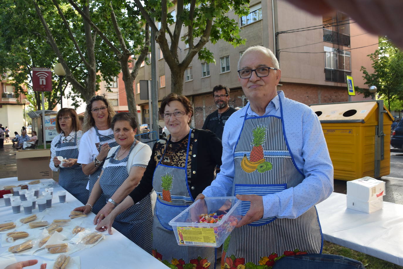 Fotos: El barrio de Varea celebra las fiestas con música y chocolate