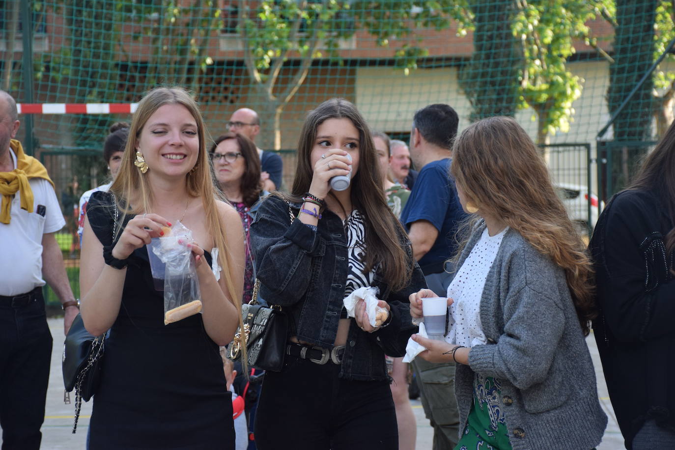 Fotos: El barrio de Varea celebra las fiestas con música y chocolate