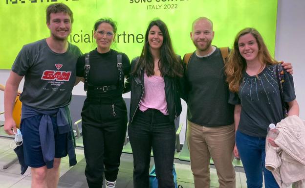 El grupo, con la eurovisiva Rosa López. 