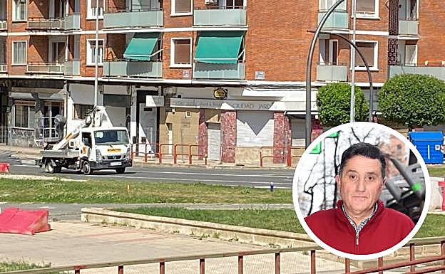 El paso peatonal sobre el antiguo túnel ya está cortado. En el c´írculo, Juan José An Miguel, presidente de Acovara. 