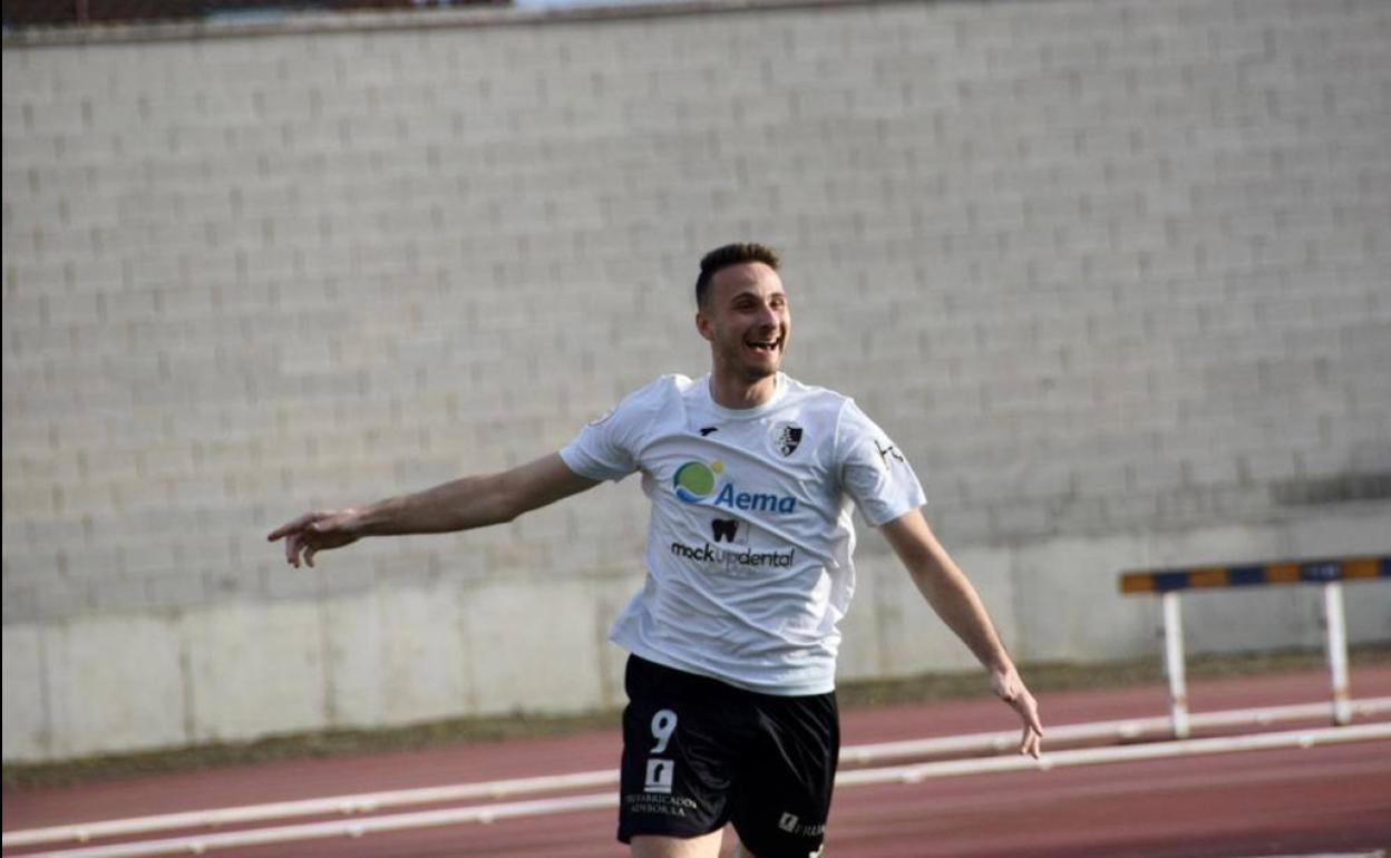 Nacho Navajas celebra su gol frente al Varea. 