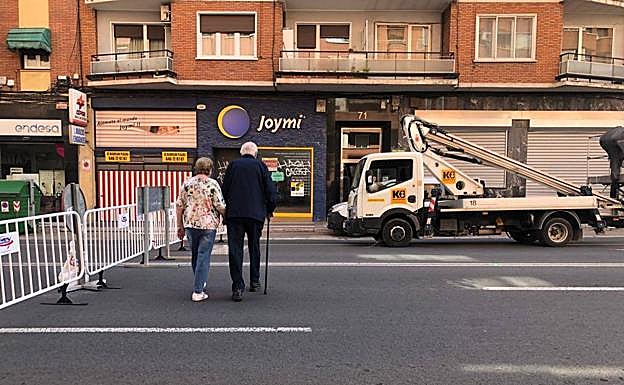 El cierre del cruce entre Vara de Rey y Duques de Nájera genera desconcierto y confusión entre los viandantes