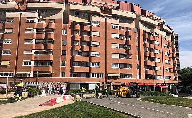 Imagen principal - Vara de Rey, cerrada al tráfico y a los peatones