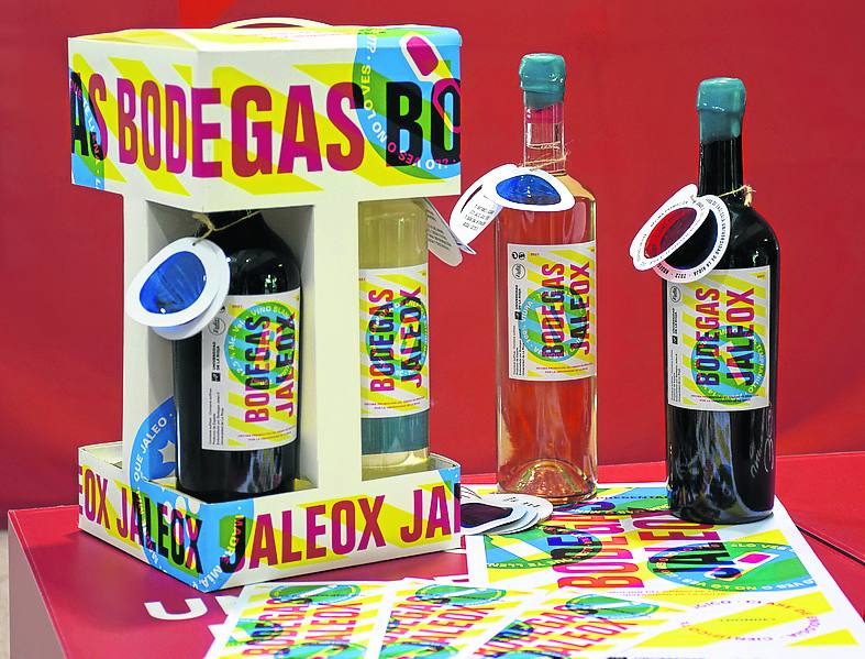 Estuche y botellas elaboradas con el diseño de la Esdir. 