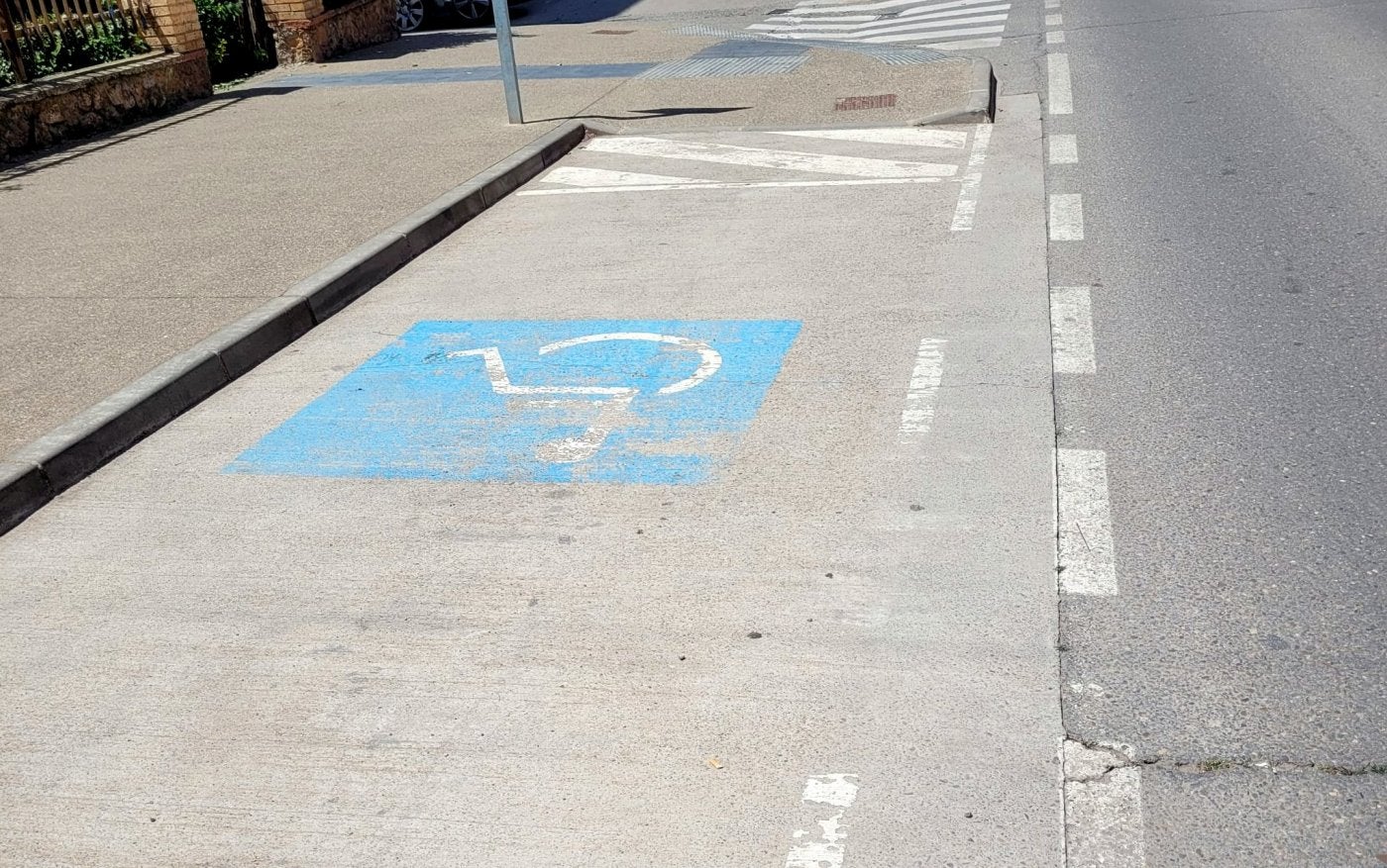 Plaza de aparcamiento para discapacitados, acorde a la normativa. 