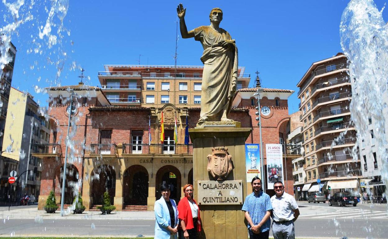 Pilar Bazo, Flor Lavilla, Marcos Herreros y Óscar Moreno, junto a la estatua de Quintiliano