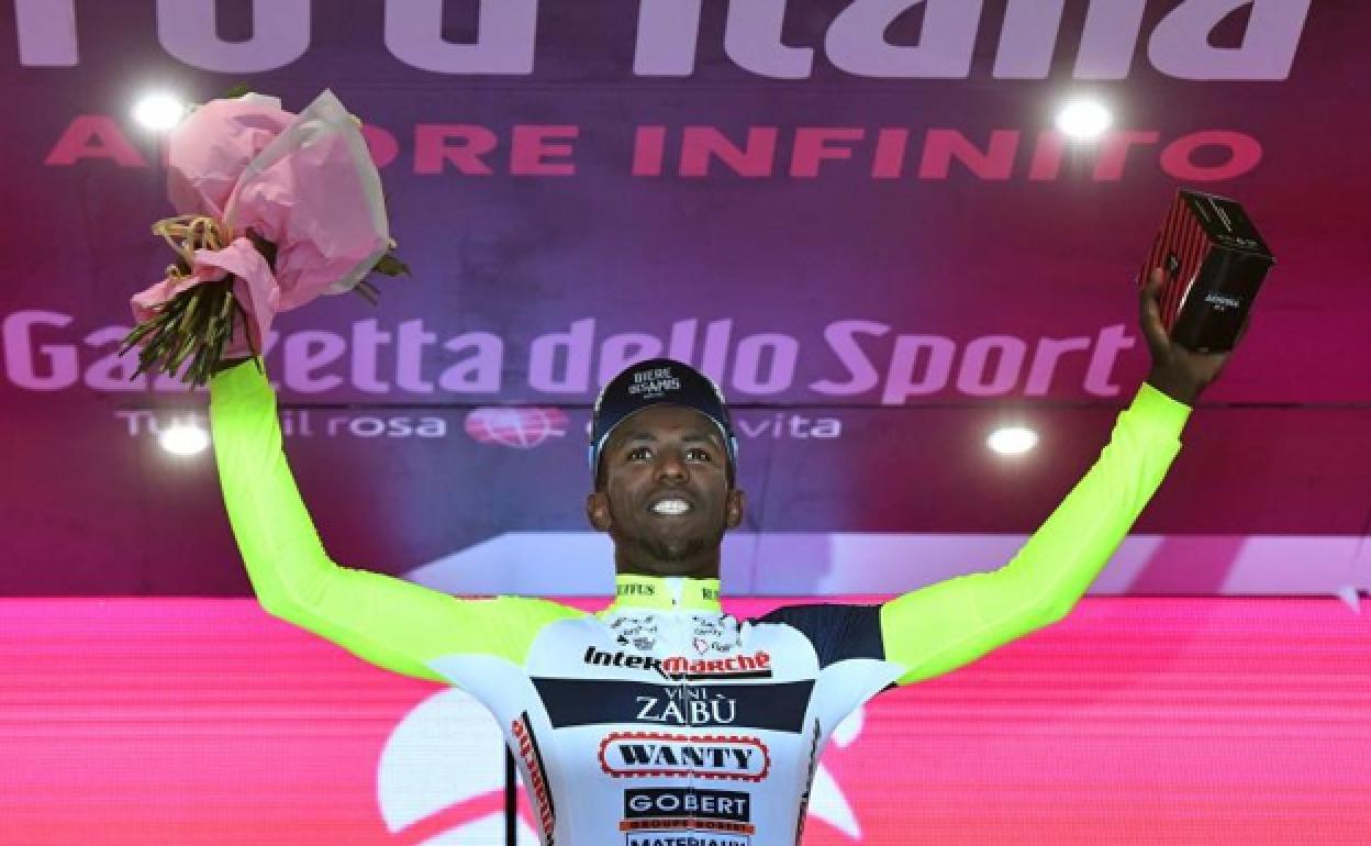 Biniam Girmay, en el podio del Giro de Italia.