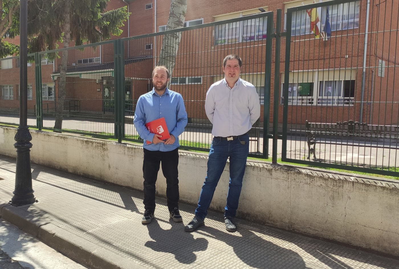 Diego Mendiola y Javier Ruiz, ayer junto al Ceip Beato Jerónimo Hermosilla. 