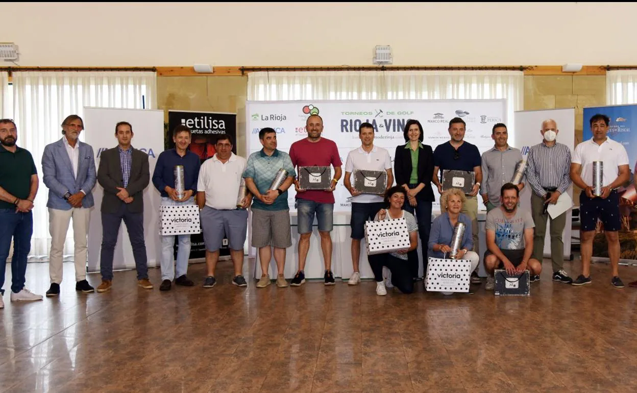 Organizadores, patrocinadores y pemiados en el Torneo Marqués de Riscal, segunda prueba de Torneos de Golf 'Rioja & Vino' posan en el campo La Grajera. 
