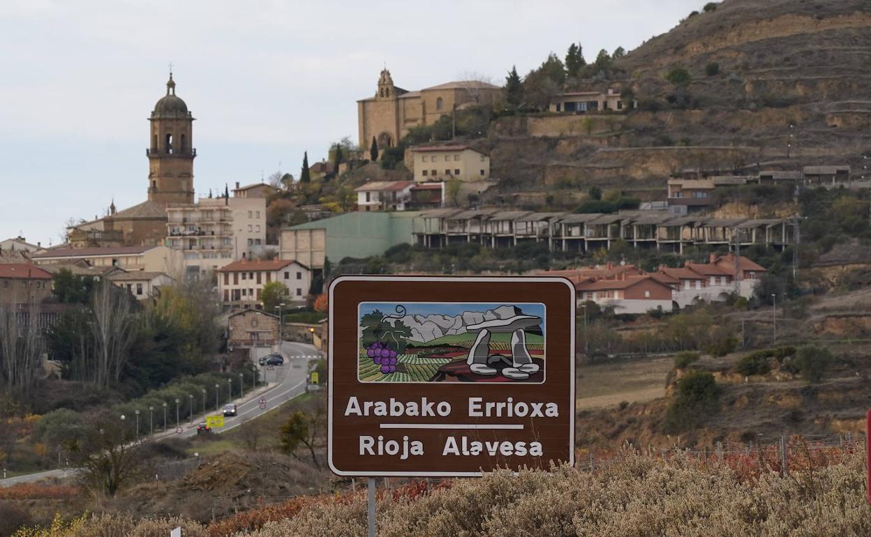 Cartel de Rioja Alavesa, a la entrada de Labastida y en el límite con el territorio riojano de San Vicente. 