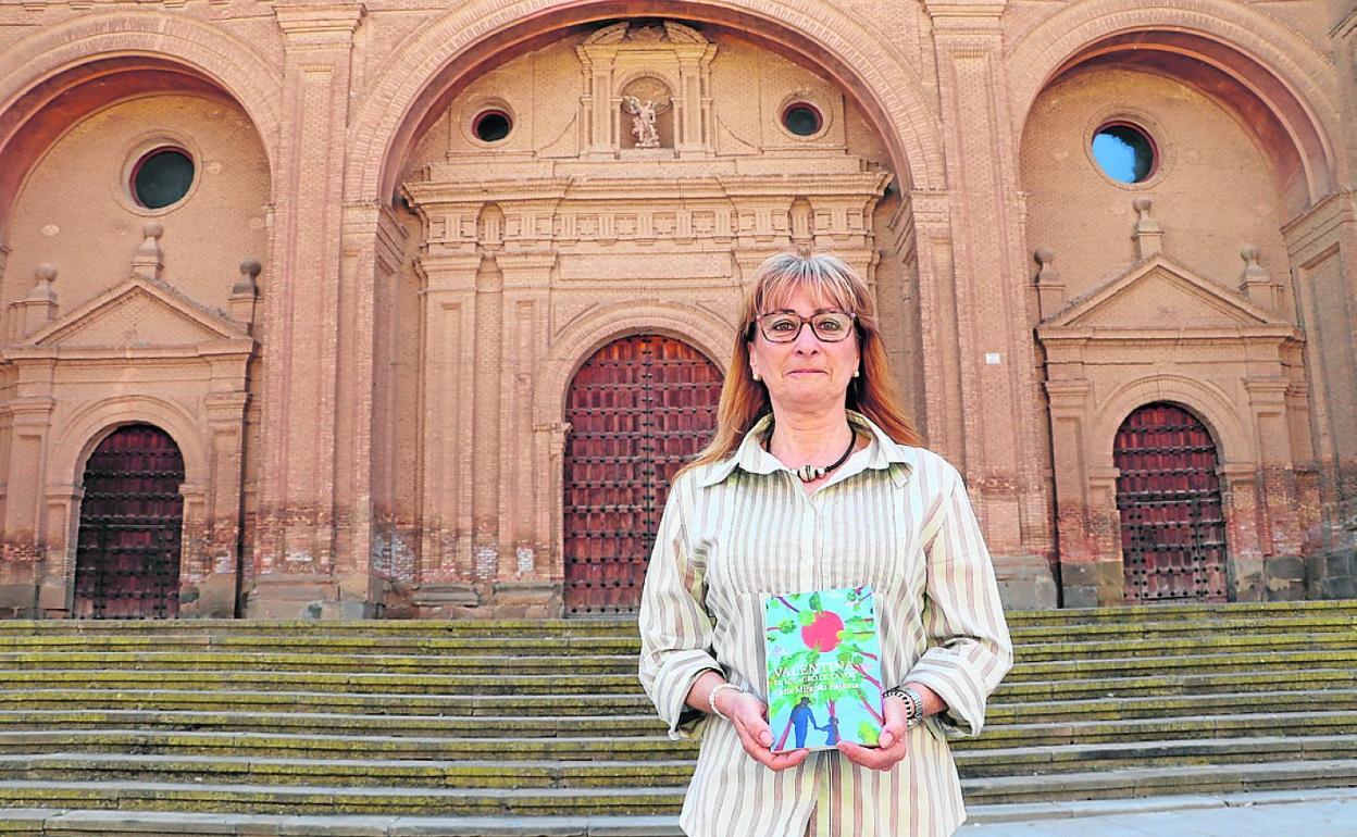 Buena lectora, después de varios relatos, Lidia Miranda publica su primera novela. 