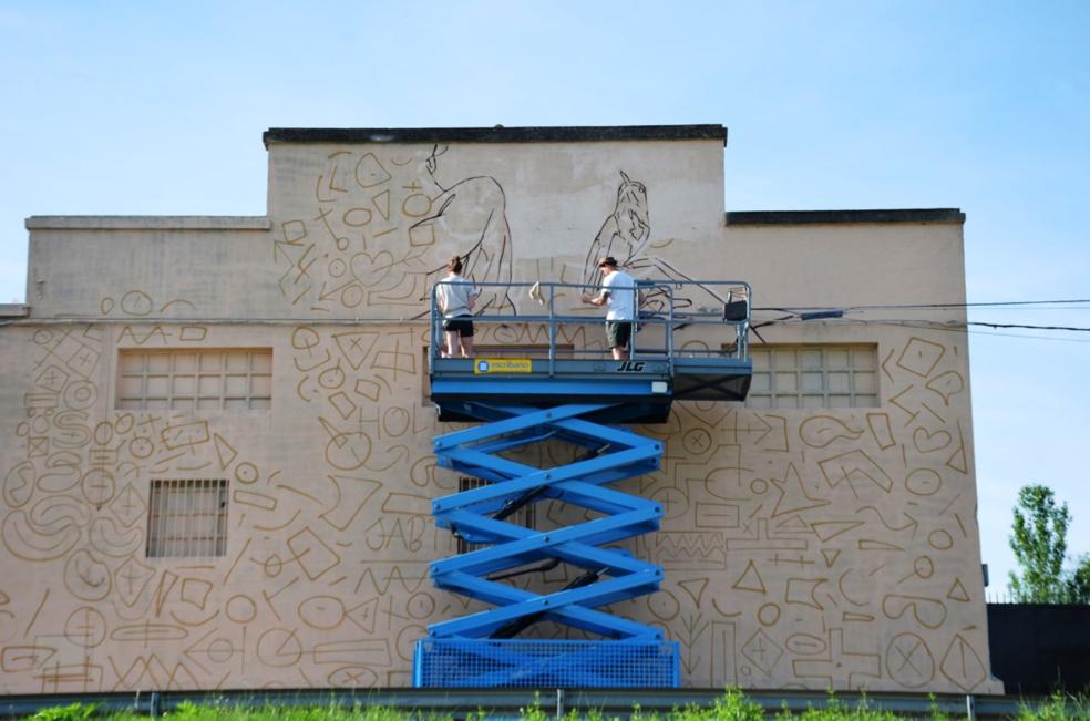 Los artistas Jon Zabalegui y Jabi Corte preparan el mural del festival. 