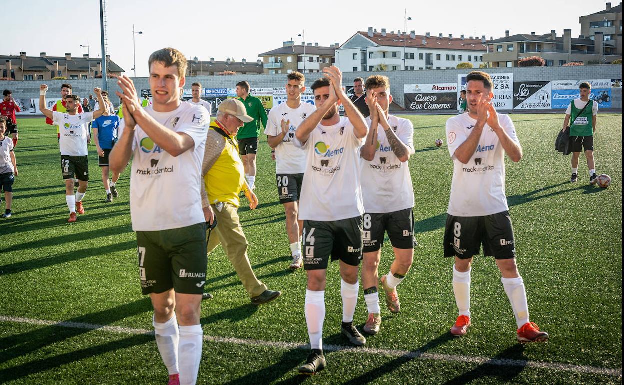 Los jugadores del Alfaro festejan su triunfo sobre el Varea y su clasificación para la fase de ascenso que se juega hoy. 