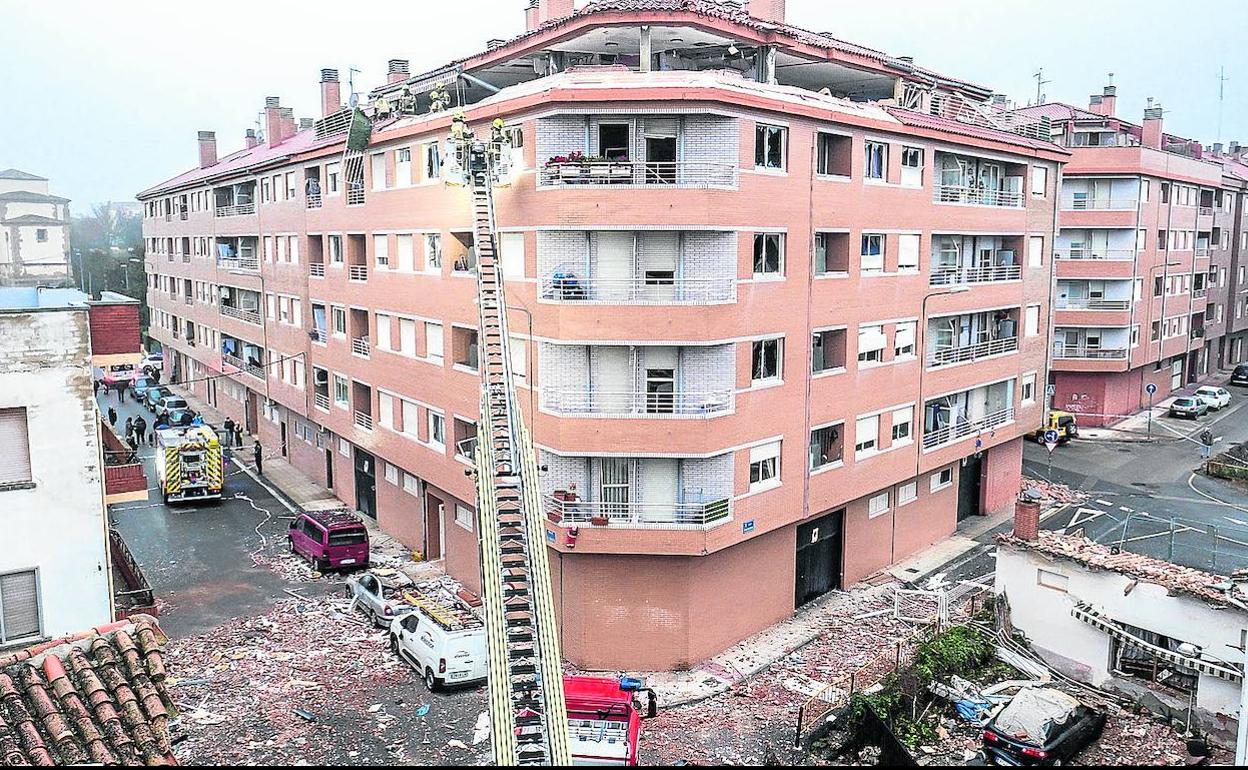 Aspecto del bloque tras la explosión registrada en el ático donde residía la acusada. 