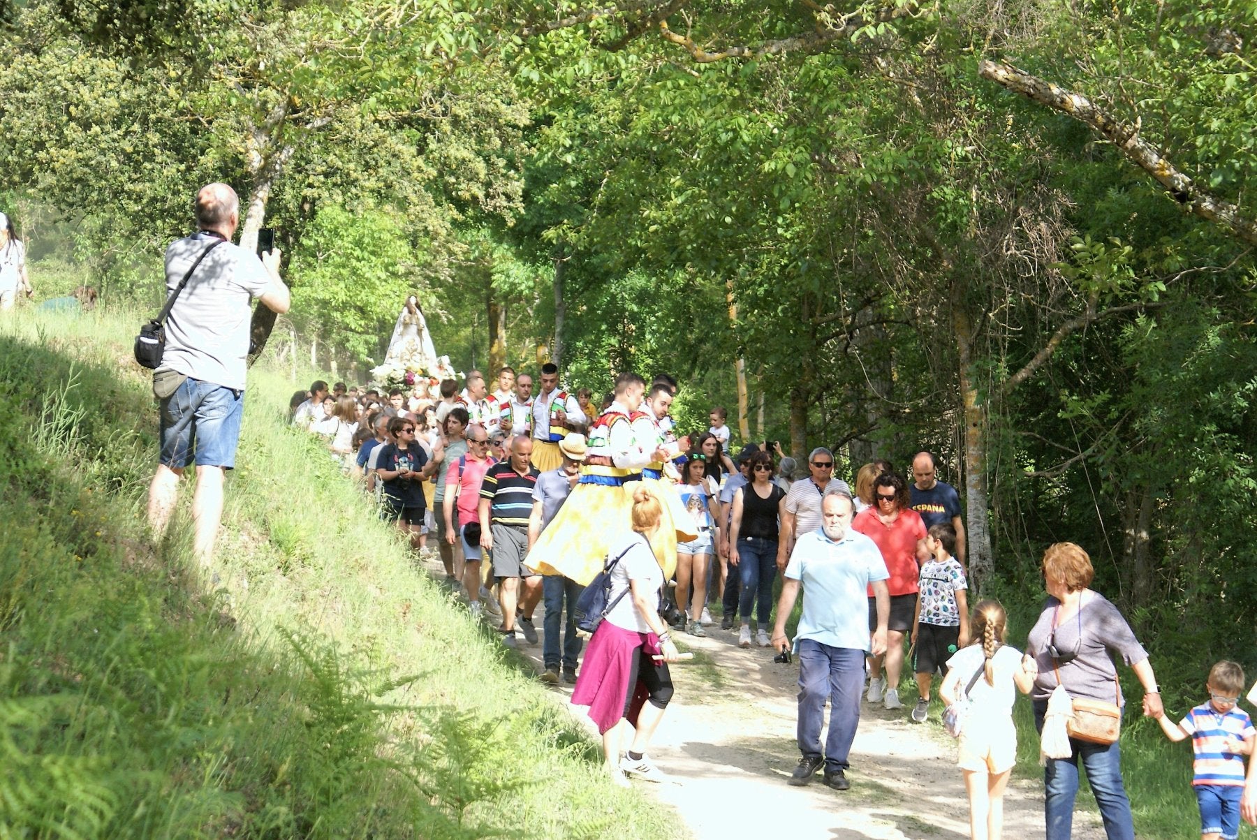 Bailar sin parar sobre los zancos por el irregular camino de la ermita no es fácil, pero hacen que lo parezca. 