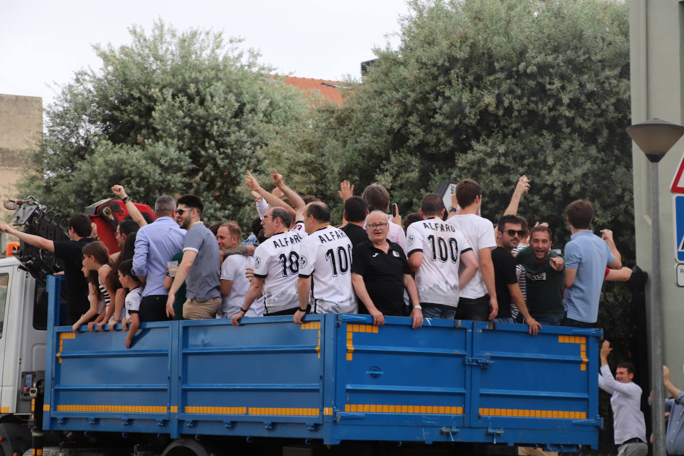 Fotos: El Alfaro se cobra la fiesta que le debía el fútbol