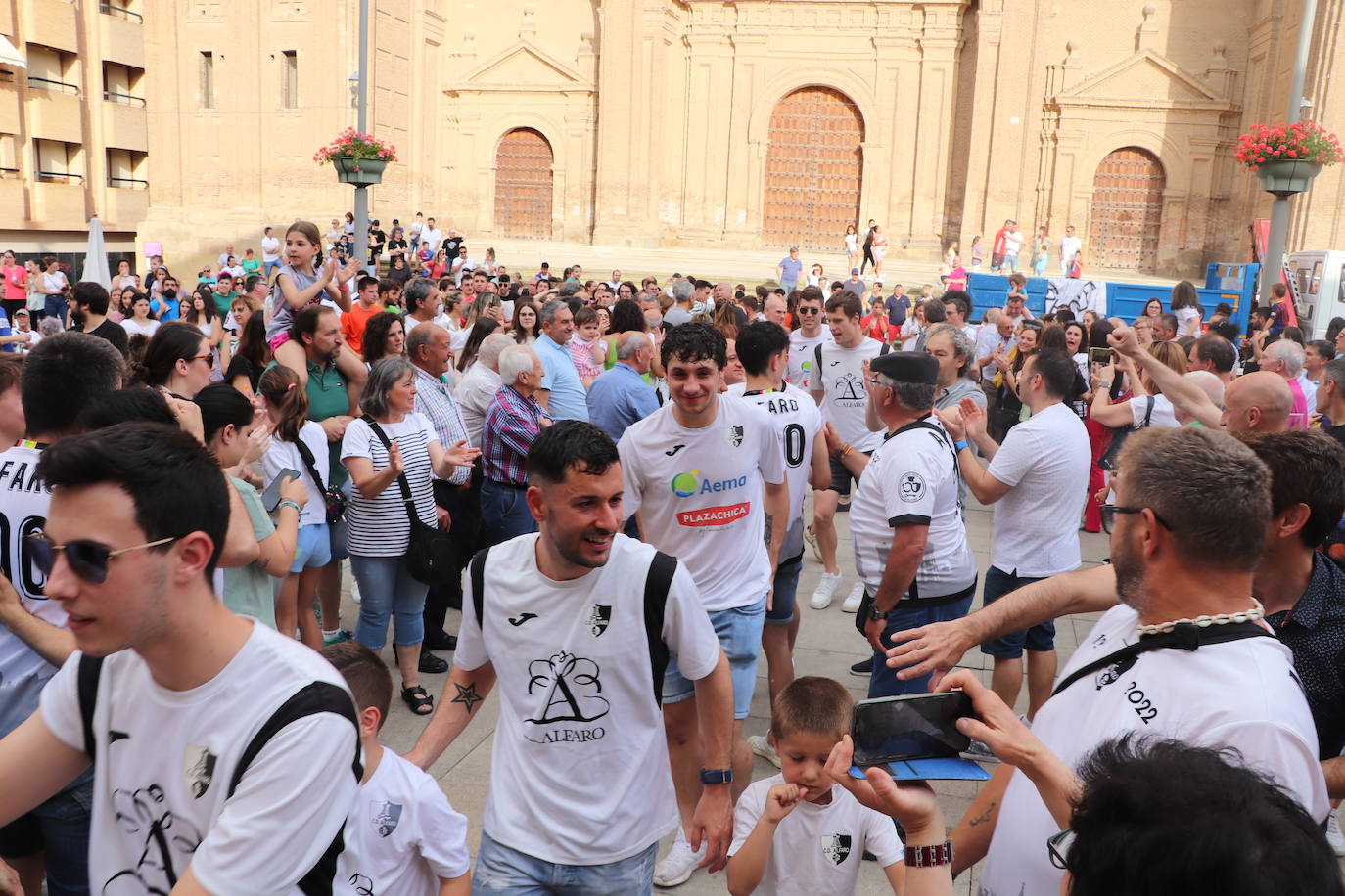 Fotos: El Alfaro se cobra la fiesta que le debía el fútbol