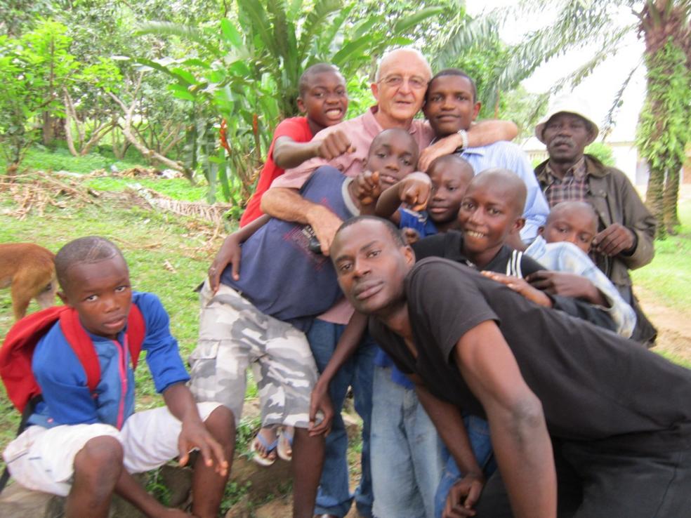 El misionero arnedano, con colaboradores y jóvenes cameruneses. 