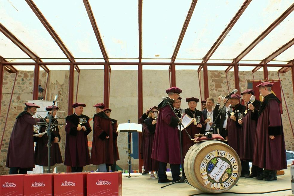 Directivos de la Cofradía y homenajeados brindan con un Rioja local. 