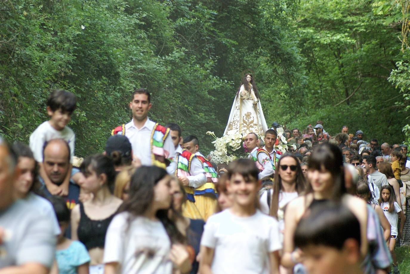 Fotos: Los danzadores vuelven a hacer camino a la santa 