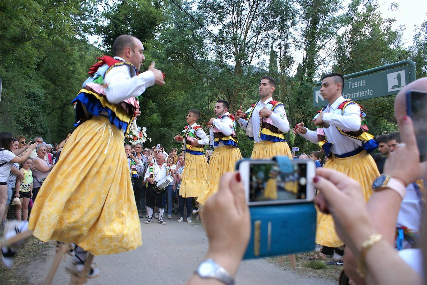 Fotos: Los danzadores vuelven a hacer camino a la santa 