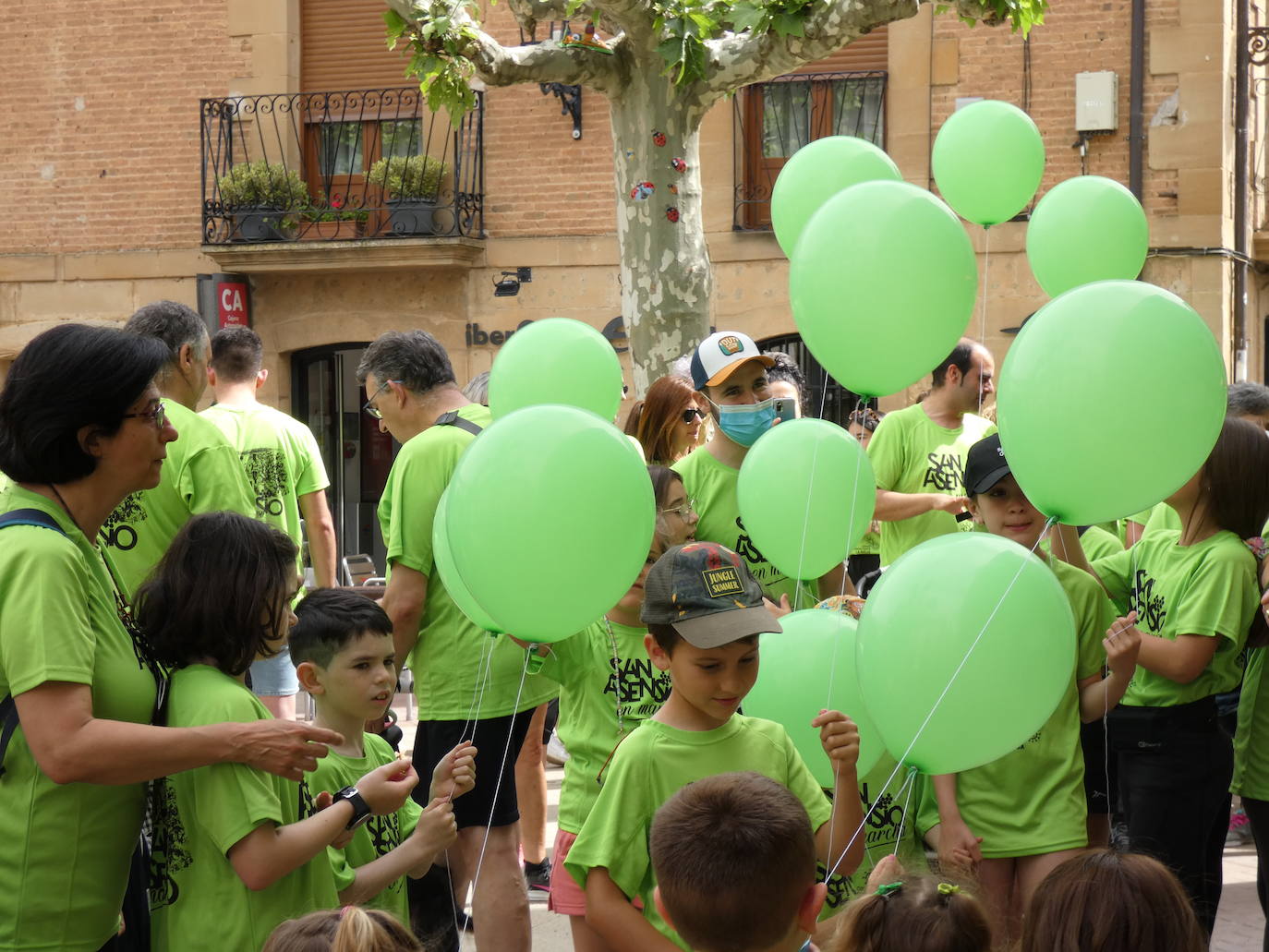 Fotos: San Asensio se tiñe de verde contra el COVID Persistente