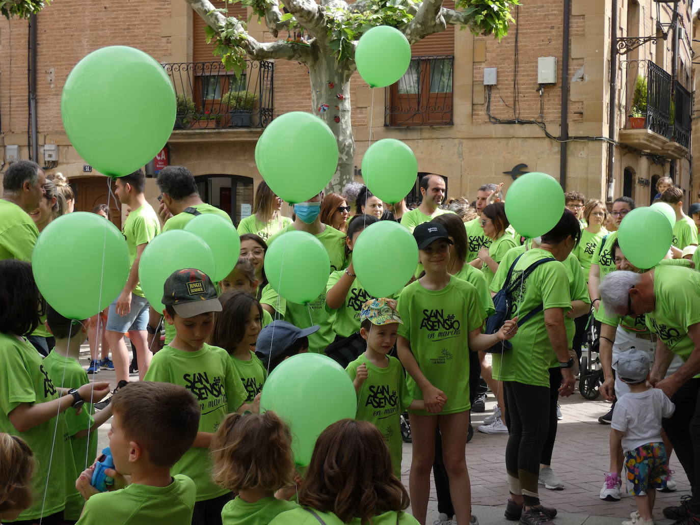 Fotos: San Asensio se tiñe de verde contra el COVID Persistente