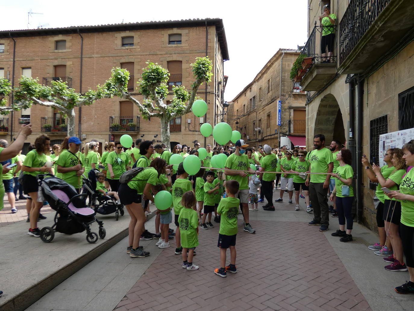 Fotos: San Asensio se tiñe de verde contra el COVID Persistente