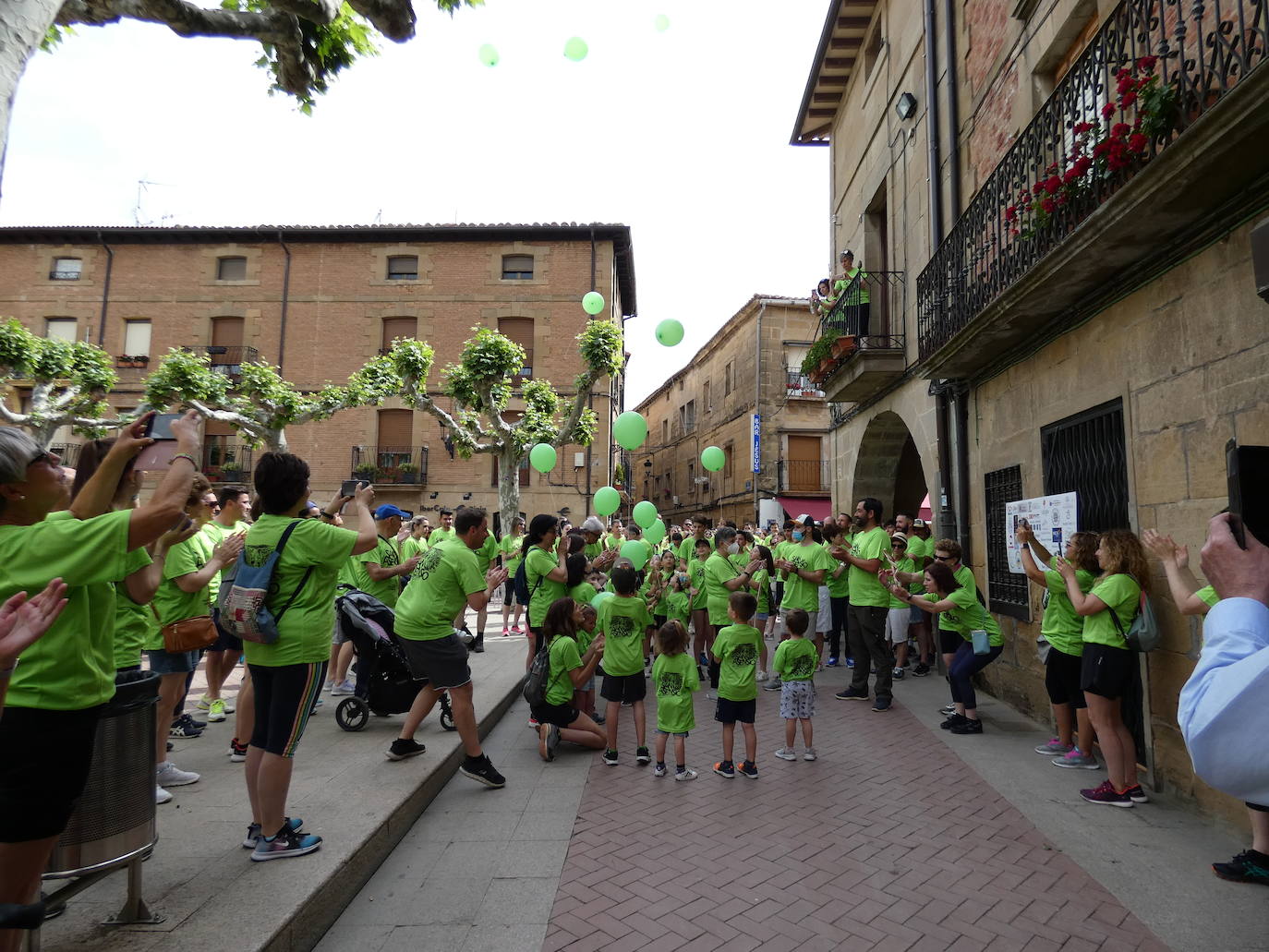 Fotos: San Asensio se tiñe de verde contra el COVID Persistente