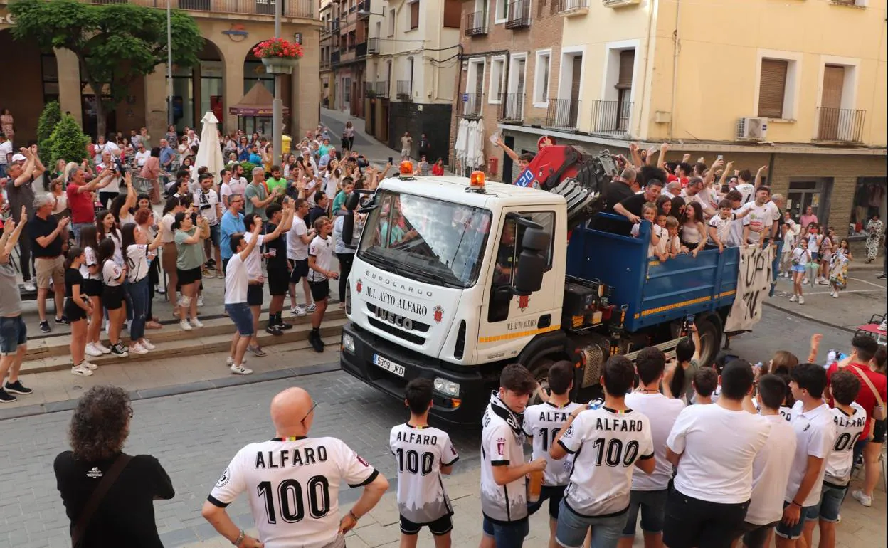 La plantilla del Alfaro, cuerpo técnico, directivos y familiares recorrieron algunas calles de la localidad y llegaron a la plaza de España arropados por los aficionados. 