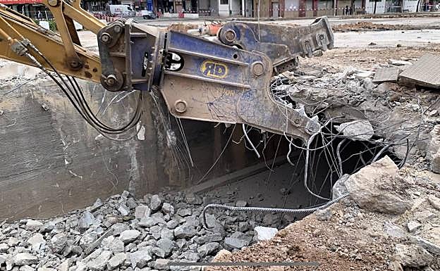 Vídeo | Así derriba el 'cocodrilo' el túnel de Duques de Nájera