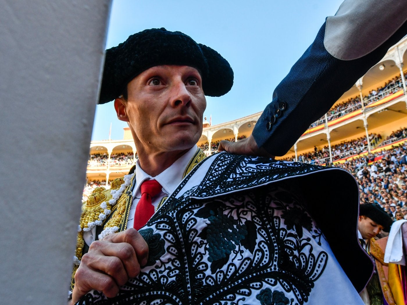 Diego Urdiales retirándose el capote de paseo tras hacer el paseíllo en la plaza de toros de Las Ventas en 2019. 