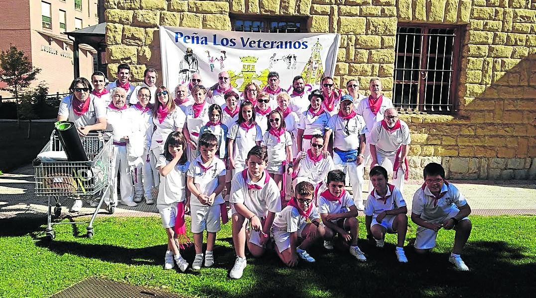 Miembros de ‘Los veteranos’, frente al edificio CID Paternina. 