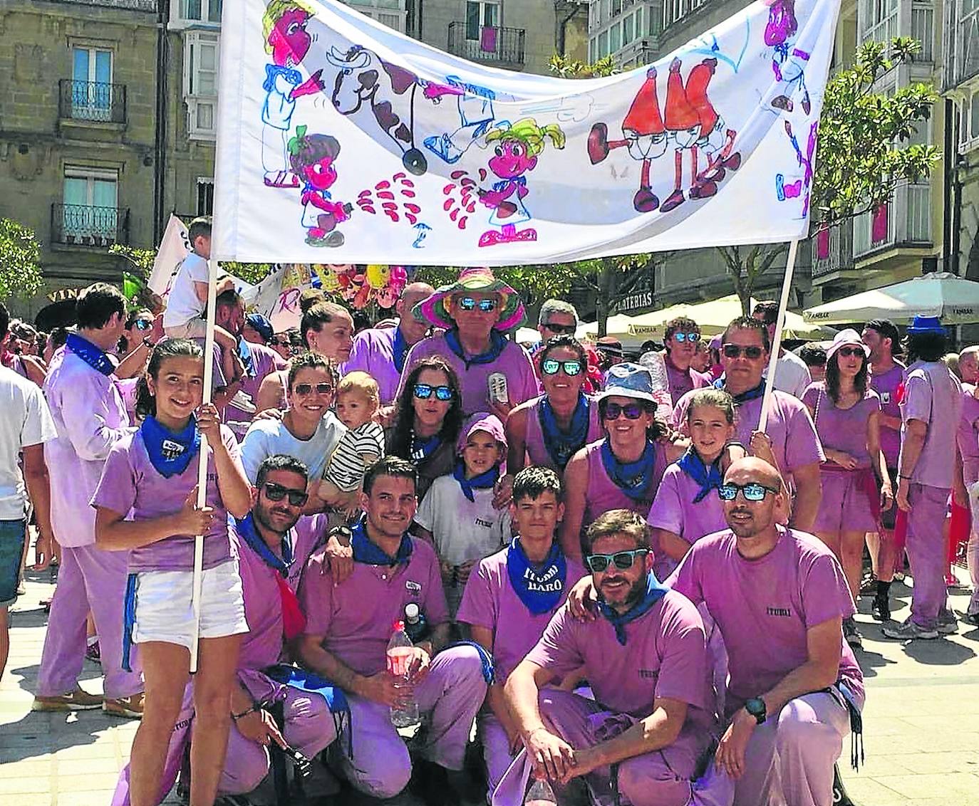 Representantes de la ‘Peña Iturri’ tras la Batalla del vino de 2019. 