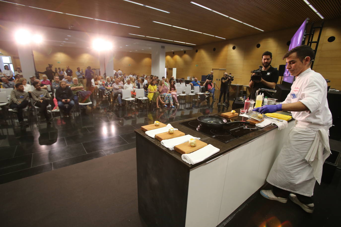 La Taberna de Ollauri obtiene el 'Delantal de Oro' del XX Concurso de Pinchos de La Rioja con el pincho 'Buñuelo de Queso Camerano y cuello de cordero'