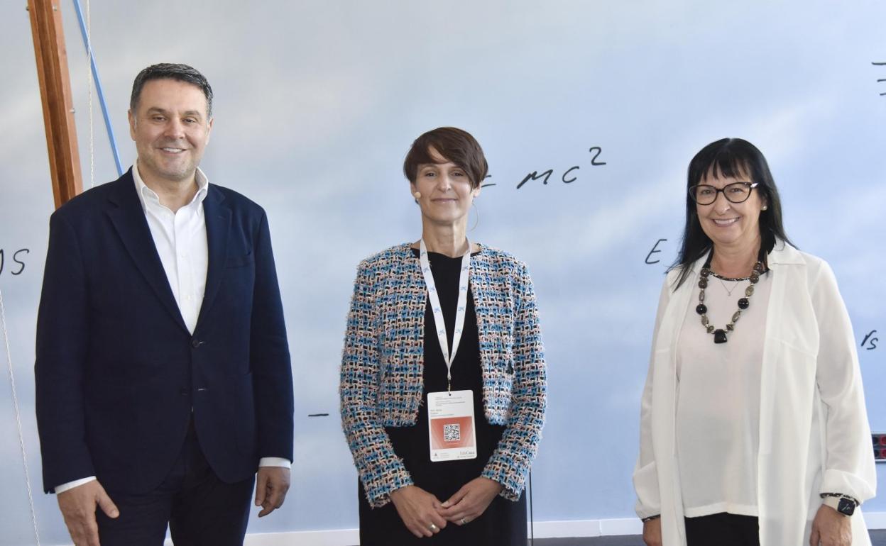 Xavier Bertolín, Becky Francis y Elisa Durán, durante el congreso. 