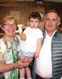 Imagen secundaria 2 - Los ganadores: Josean Merino ('Delantal de Plata'), José Mari Goñi ('Delantal de Oro') y Sergio Gimeno ('Delantal de Bronce'). Abajo, público asistente a Riojafórum y los propietarios del Bar Gurugú, Begoña Velasco y Santiago Iturrioz, con sus nieto. 