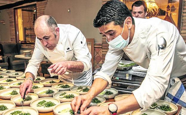 Ignacio Echapresto y Pablo Stefanini, en el emplatado de la cena. 