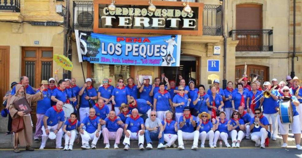 La Peña 'Los Peques', con San Felices a la izquierda, a quien 'pasean' durante todo el día de San Pedro. 