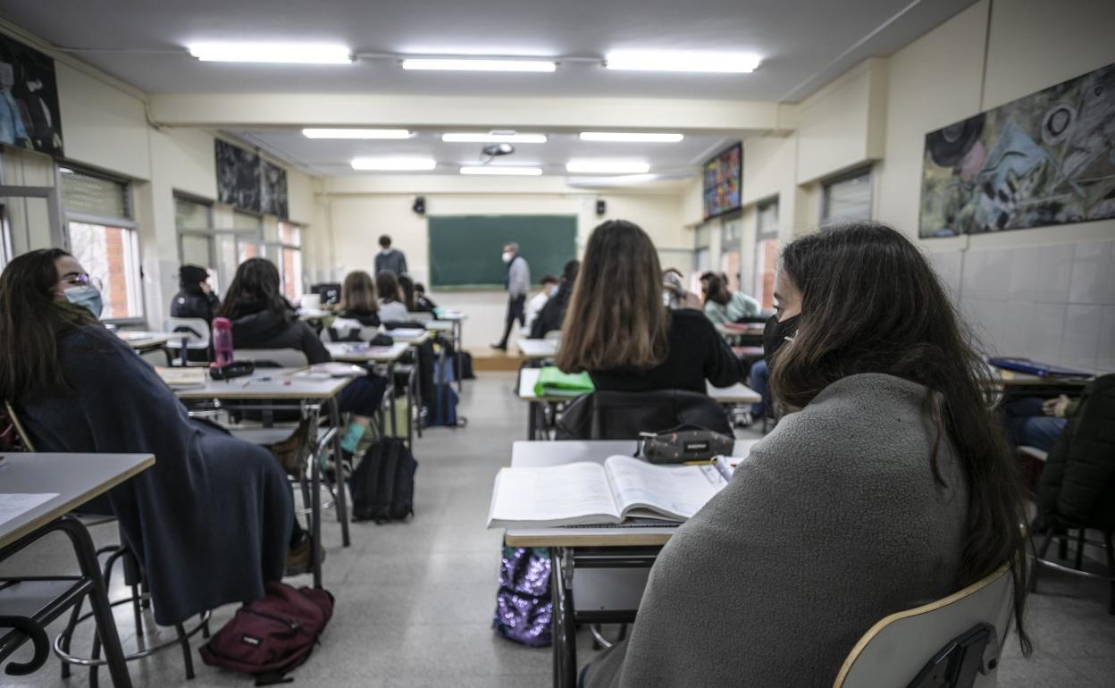 Alumnos del IES Tomás Mingot de Logroño, durante una de sus clases en el centro. 