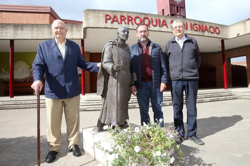 José Ignacio Macua, Juan Carlos Marañón y José Antonio Díez Balerdi posan con la imagen del santo. 