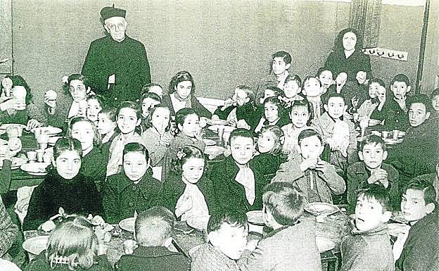 El padre Marín en su comedor para niños pobres en la posguerra. 
