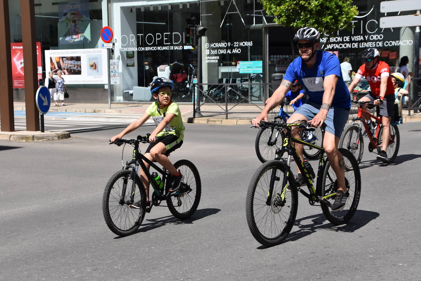 Fotos: En bici contra el cáncer por las calles de Calahorra