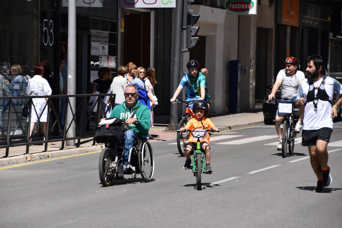 Fotos: En bici contra el cáncer por las calles de Calahorra