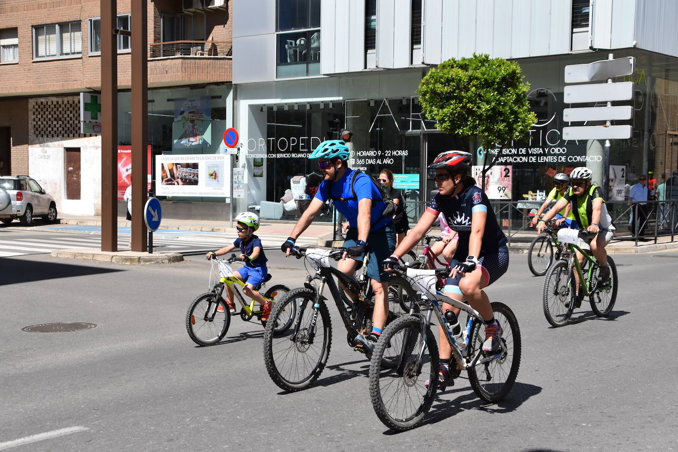 Fotos: En bici contra el cáncer por las calles de Calahorra