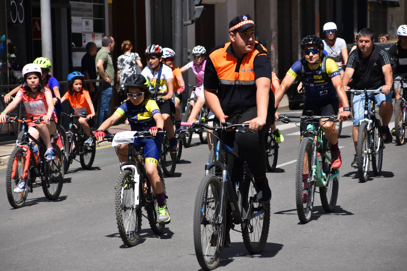 Fotos: En bici contra el cáncer por las calles de Calahorra